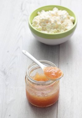 Cam ve ahşap arka plan üzerinde taze elma elma reçel.