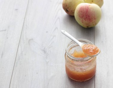 Cam ve ahşap arka plan üzerinde taze elma elma reçel.