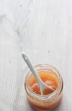 Cam kavanozda elma reçeli 