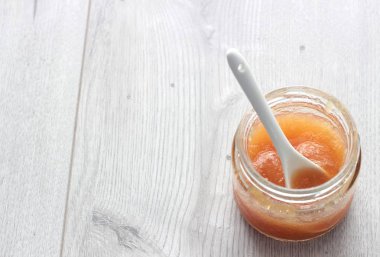 Cam kavanozda elma reçeli 