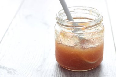 Cam kavanozda elma reçeli 