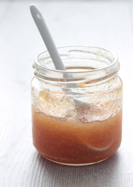 Cam kavanozda elma reçeli 