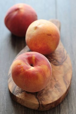 Rustik ahşap masa üzerinde taze şeftali
