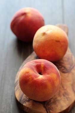 Rustik ahşap masa üzerinde taze şeftali