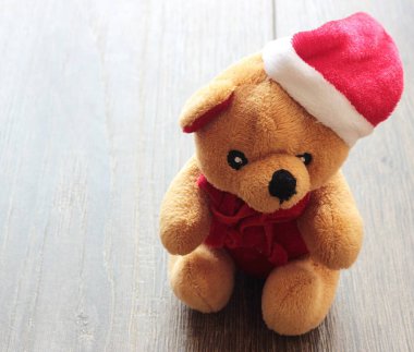 Yeni yıl tebrik kartı için Noel Baba şapkası ile büyüleyici vintage oyuncak ayı. 