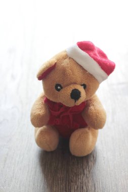 Yeni yıl tebrik kartı için Noel Baba şapkası ile büyüleyici vintage oyuncak ayı. 