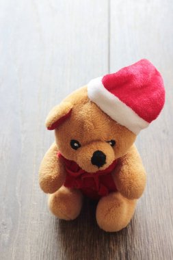 Yeni yıl tebrik kartı için Noel Baba şapkası ile büyüleyici vintage oyuncak ayı. 