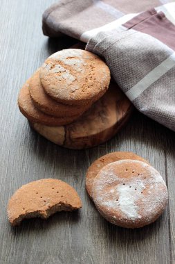 Çavdar gözleme rustik arka plan üzerinde