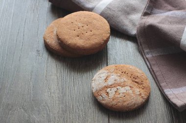 Çavdar gözleme rustik arka plan üzerinde