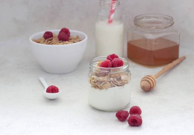 Müsli, yoğurt, bal ve bir bardak taze ahududu ile Kahvaltı 