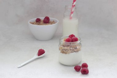 Müsli, yoğurt, bal ve bir bardak taze ahududu ile Kahvaltı 