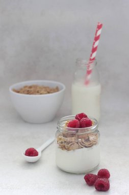 Müsli, yoğurt, bal ve bir bardak taze ahududu ile Kahvaltı 