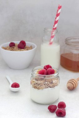 Müsli, yoğurt, bal ve bir bardak taze ahududu ile Kahvaltı 