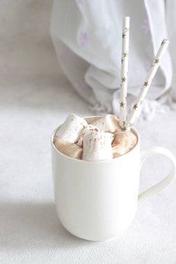 Beyaz fincan sıcak çikolata meşrubatının krema ve tarçın ile. Kış zamanı. Tatil kavramı. Seçici odak