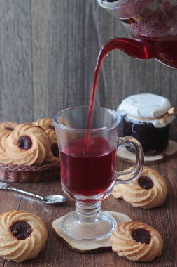 Kırmızı çay çaydanlık bir bardağa dökülür. Çay molası Zamanı.