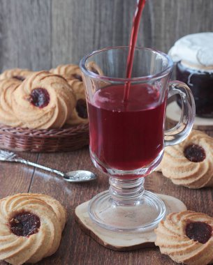 Kırmızı çay çaydanlık bir bardağa dökülür. Çay molası Zamanı.