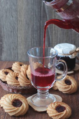 Kırmızı çay çaydanlık bir bardağa dökülür. Çay molası Zamanı.