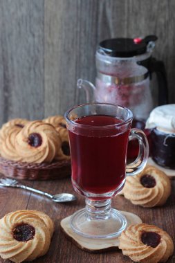 Ahşap bir masa üzerinde reçelli Kahvaltı, kırmızı çay çaydanlık ve bardak ve çerezleri için tablo hizmet