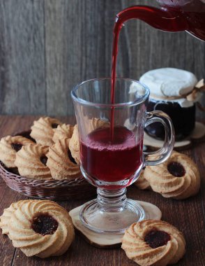 Kırmızı çay çaydanlık bir bardağa dökülür. Çay molası Zamanı.