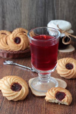Ahşap bir masa üzerinde reçelli Kahvaltı, kırmızı çay çaydanlık ve bardak ve çerezleri için tablo hizmet