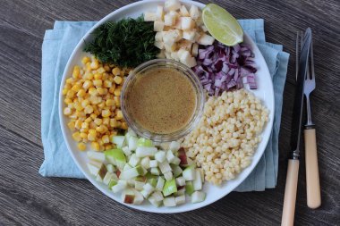 Mısır, elma, kırmızı soğan, peynir ve dereotu ile rustik tabloda lezzetli yaz makarna salatası