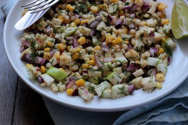 Mısır, elma, kırmızı soğan, peynir ve dereotu ile rustik tabloda lezzetli yaz makarna salatası