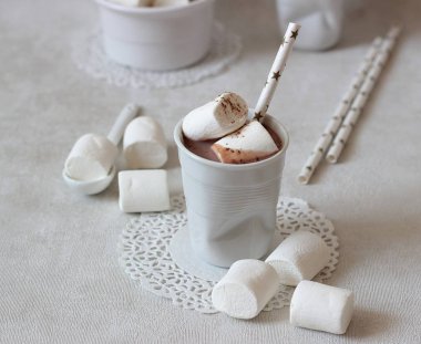 Krema ve tarçın ile sıcak kakao içecek