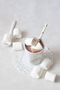 Krema ve tarçın ile sıcak kakao içecek