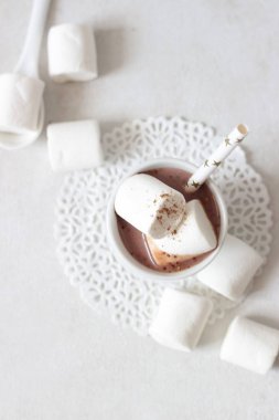 Krema ve tarçın ile sıcak kakao içecek