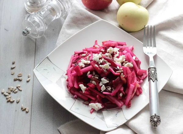 Healthy beetroot salad with kohlrabi and apples. Healthy food concept. — Stock Photo, Image