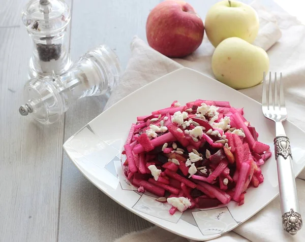 Healthy beetroot salad with kohlrabi and apples. Healthy food concept. — Stock Photo, Image