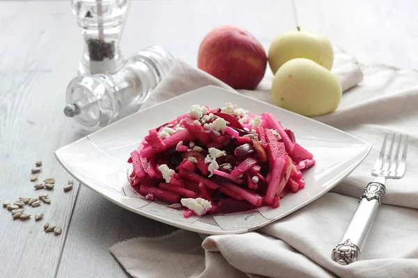 Healthy beetroot salad with kohlrabi and apples. Healthy food concept. — Stock Photo, Image