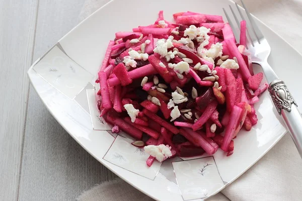 Sarımsak ve elma ile sağlıklı pancar salatası. Sağlıklı gıda kavramı.