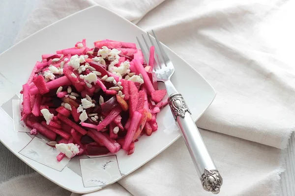 Sarımsak ve elma ile sağlıklı pancar salatası. Sağlıklı gıda kavramı.