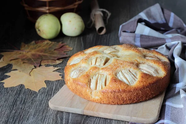 Ev yapımı elmalı turta elmalı ahşap bir gemide. Gıda kavramı. 