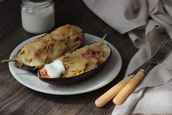 Kuskus, domates Dereotu ve mozzarella ile fırında patlıcan