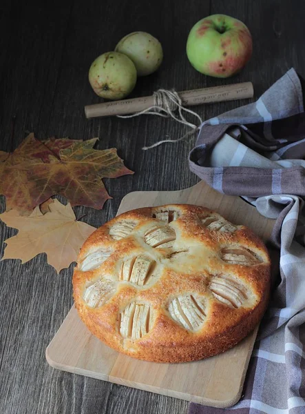 Ev yapımı elmalı turta elmalı ahşap bir gemide. Gıda kavramı. 