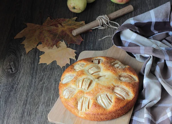 Ev yapımı elmalı turta elmalı ahşap bir gemide. Gıda kavramı. 