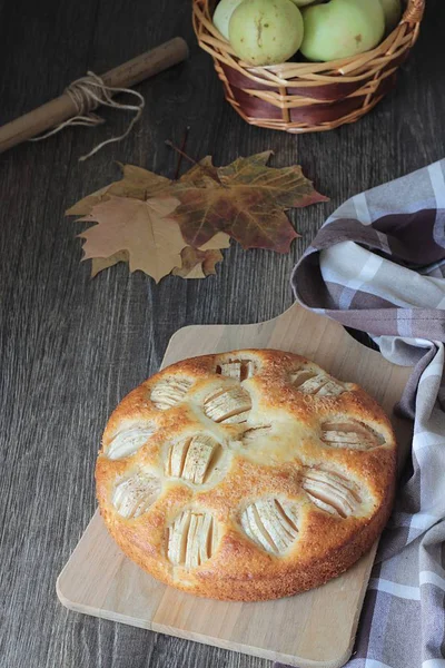 Ev yapımı elmalı turta elmalı ahşap bir gemide. Gıda kavramı. 