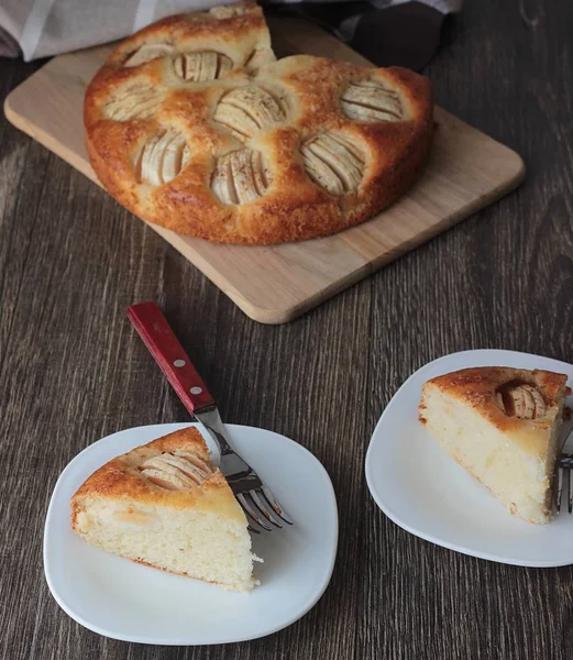 Ev yapımı elmalı turta elmalı ahşap bir gemide. Gıda kavramı. 