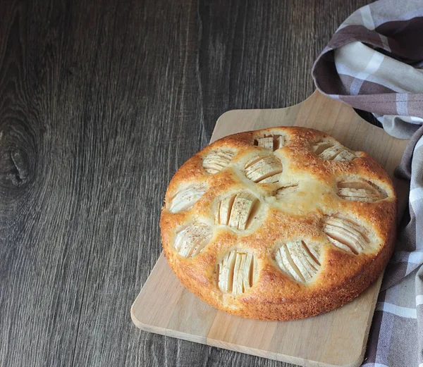 Ev yapımı elmalı turta elmalı ahşap bir gemide. Gıda kavramı. 