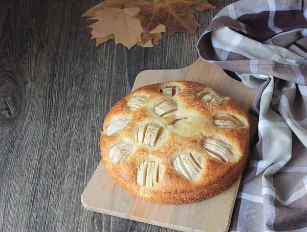 Ev yapımı elmalı turta elmalı ahşap bir gemide. Gıda kavramı. 