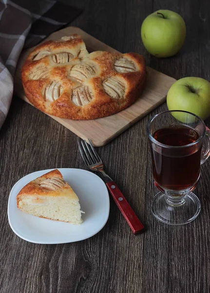 Ev yapımı elmalı turta elmalı ahşap bir gemide. Gıda kavramı. 