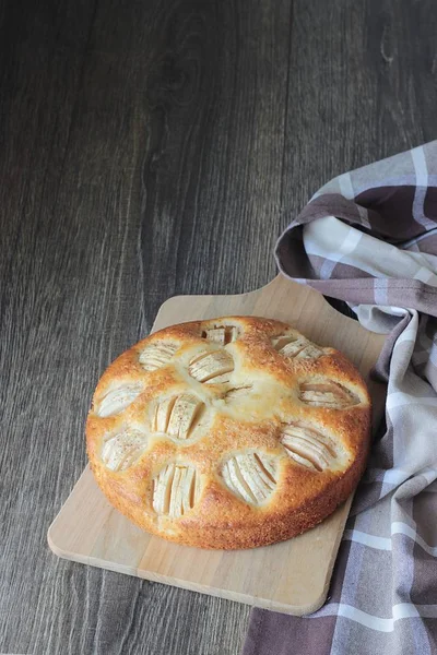 Ev yapımı elmalı turta elmalı ahşap bir gemide. Gıda kavramı. 