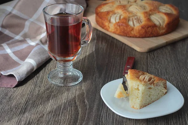 Ev yapımı elmalı turta elmalı ahşap bir gemide. Gıda kavramı. 