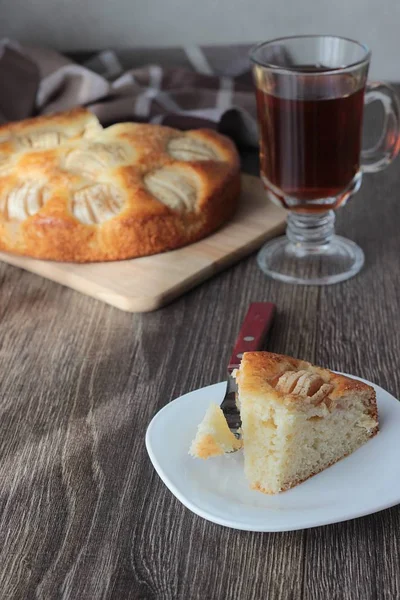 Ev yapımı elmalı turta elmalı ahşap bir gemide. Gıda kavramı. 