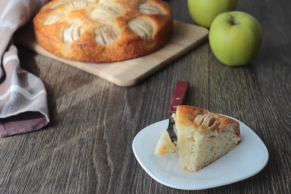 Ev yapımı elmalı turta elmalı ahşap bir gemide. Gıda kavramı. 