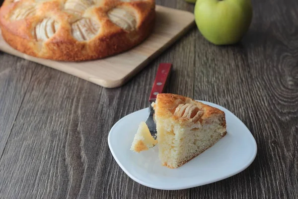 Домашний яблочный пирог на деревянной доске с яблоками. Концепция питания . — стоковое фото