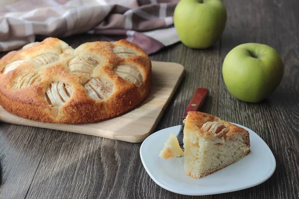 Ev yapımı elmalı turta elmalı ahşap bir gemide. Gıda kavramı. 