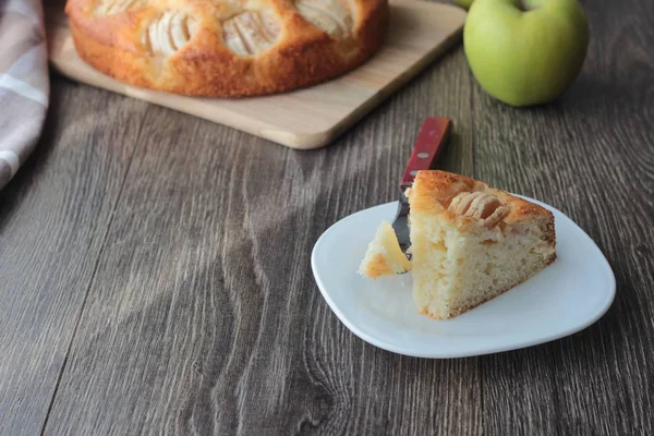 Ev yapımı elmalı turta elmalı ahşap bir gemide. Gıda kavramı. 